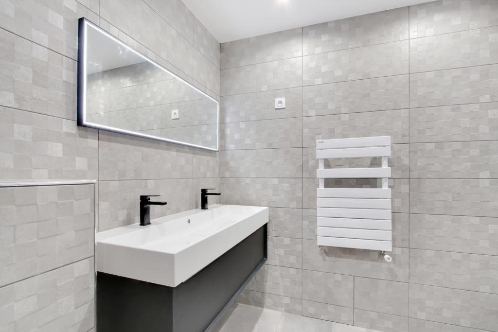Trocadero/ Eiffel Tower - 3 Bedrooms- All New!