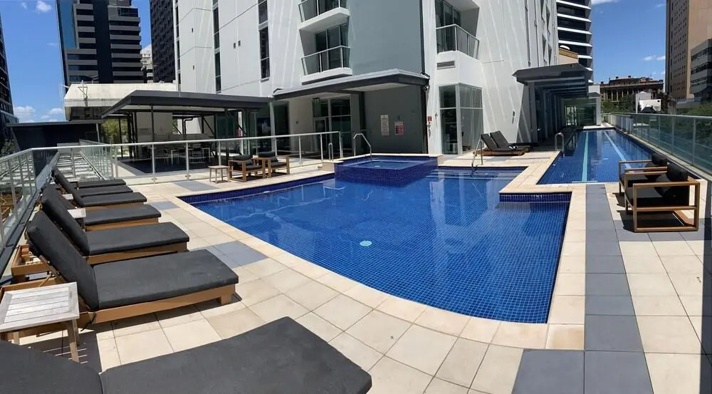 Spacious 3 Bed City Apt with Car Park, Pool & Gym