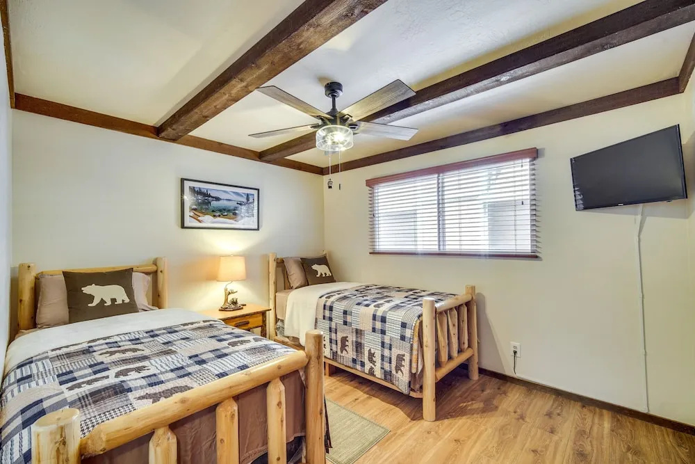 2 Mi to Snow Summit Skiing Big Bear Cabin with Deck