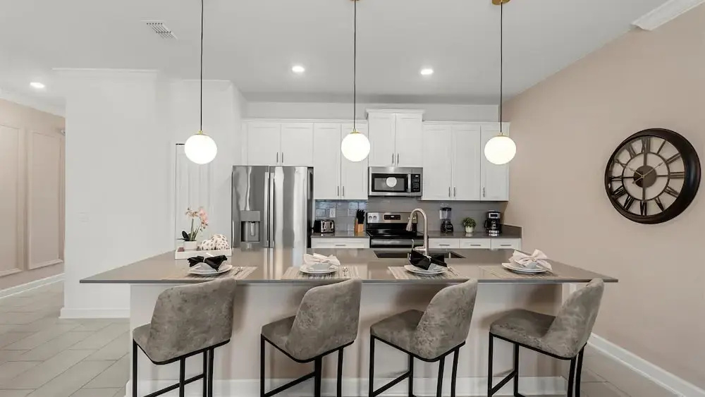 Contemporary Townhouse w BBQ & Pool Sleeps 12