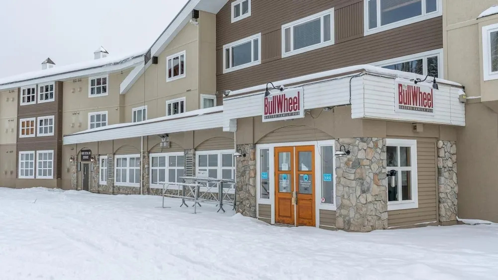 Coyote Creek - Large Ski In/Ski Out Chalet with Amazing Views & Private Hot Tub