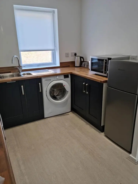 360 Serviced Accommodations - Waterfront Retreat - Modern Apartment