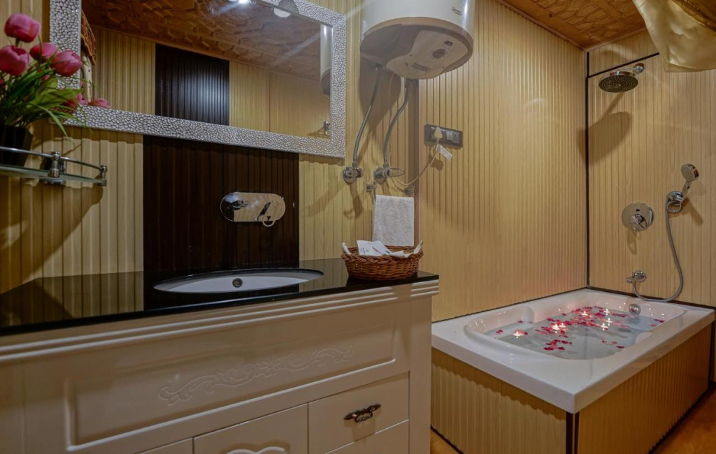 WelcomHeritage Gurkha Houseboats