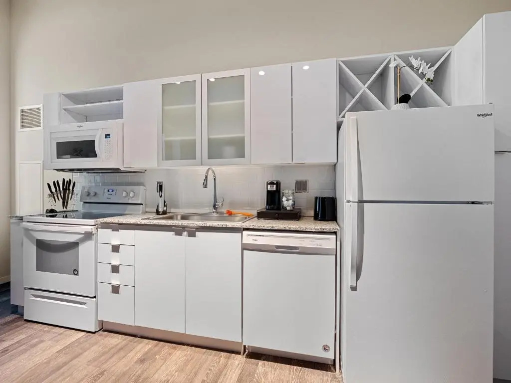 Heart of Downtown with Amazing Amenities steps from Nightlife 503