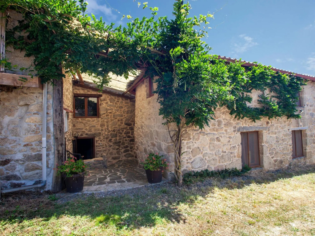 Traditional Apartment in Ribeira Sacra with Garden
