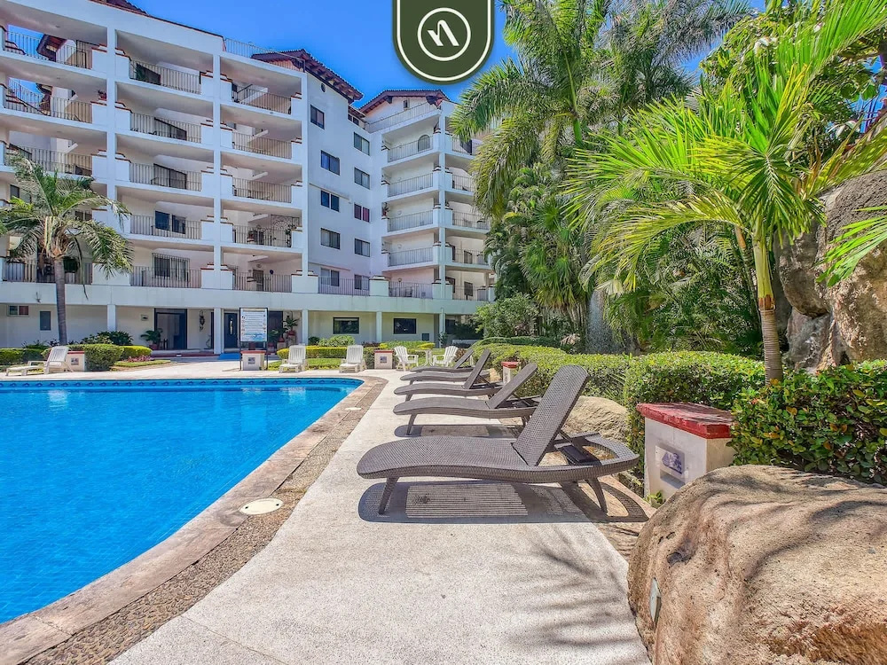 3BR Condo With Private Balcony - Pool - Marina