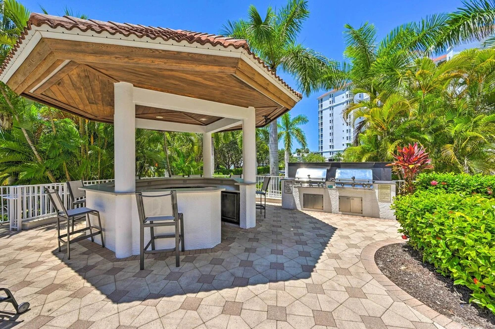 Naples Escape in Regatta w/ Resort Amenities!