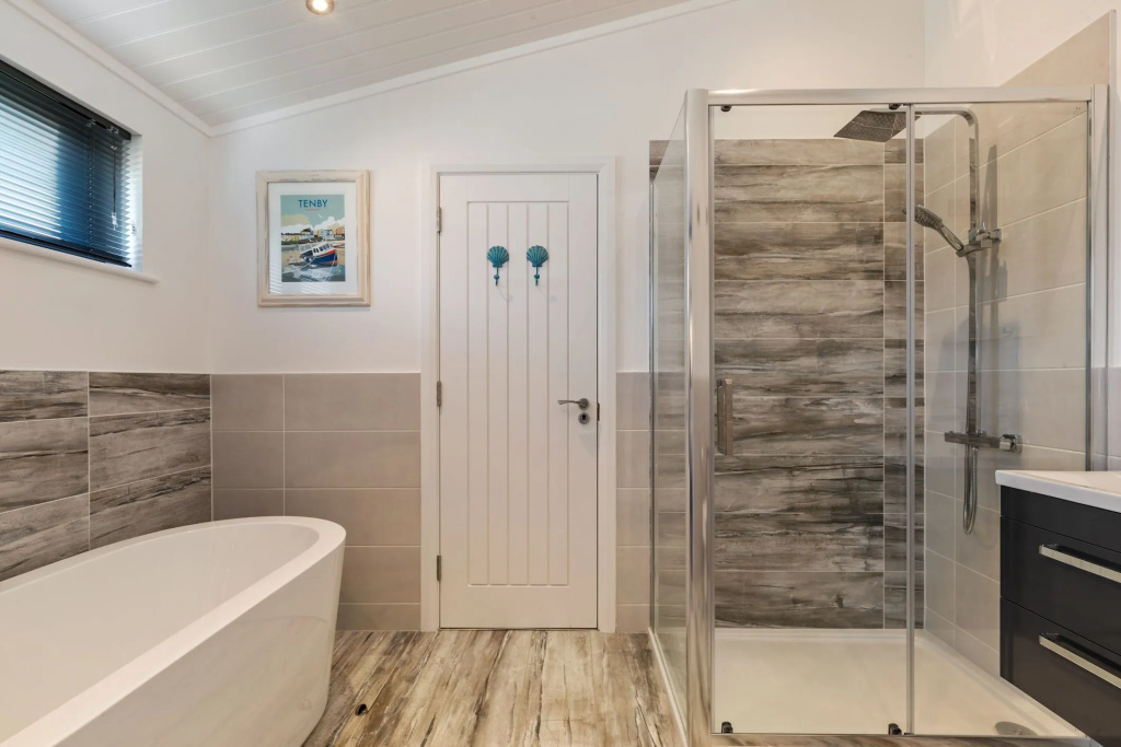 Hiraeth - Luxury Lodge with Hot Tub, Close to Beach