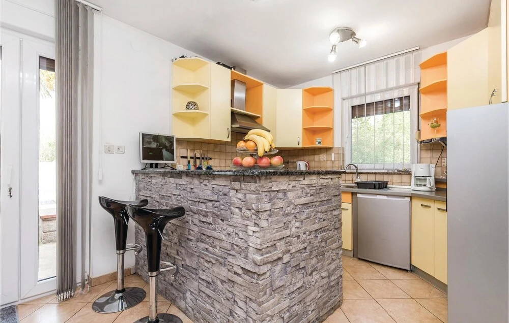 2 Bedroom Beautiful Home In Rijeka