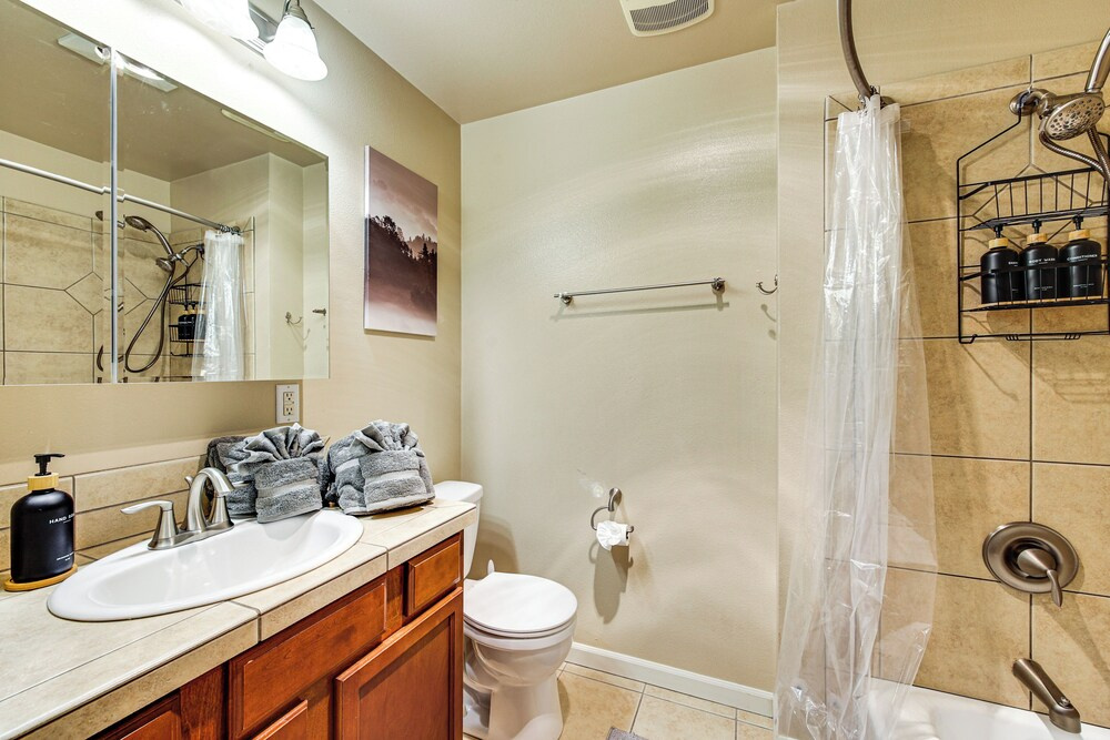4 Mi to Dtwn, Commuter-friendly Apt in Tacoma
