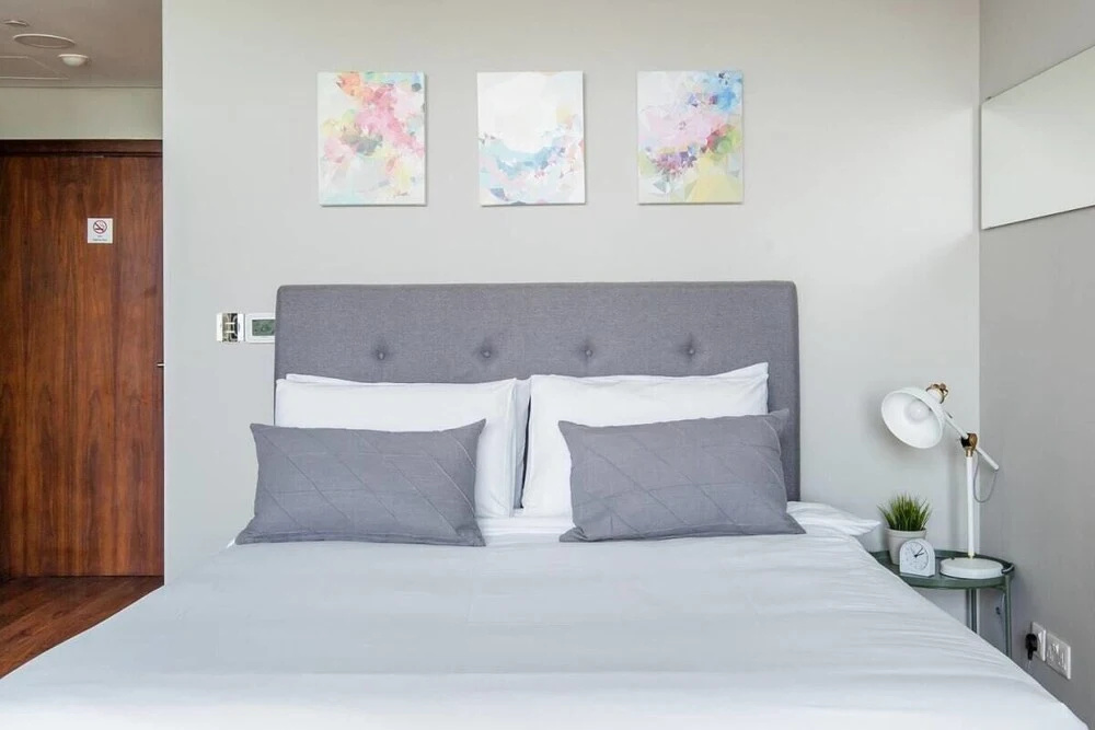 Comfy Trendy Apartment Steps Away From the Metro