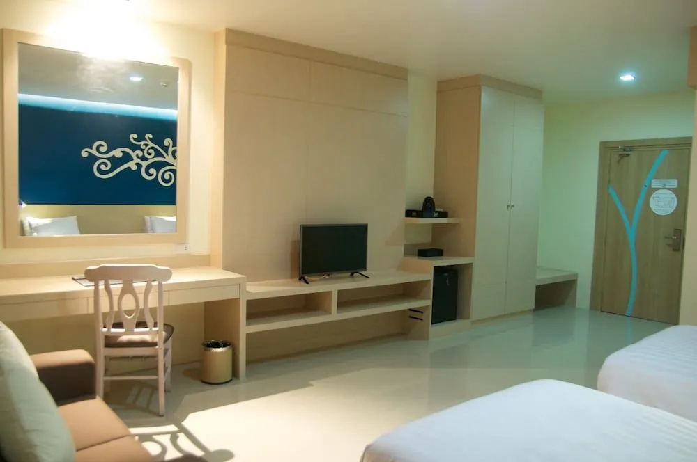Jolly Suites and Spa Petchkasem