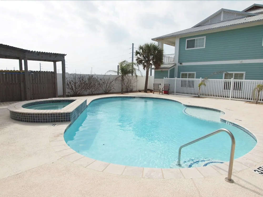 Coconutties - Three Bedroom Condo