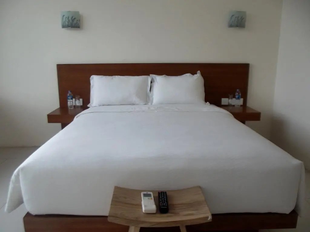 L Bajo Hotel