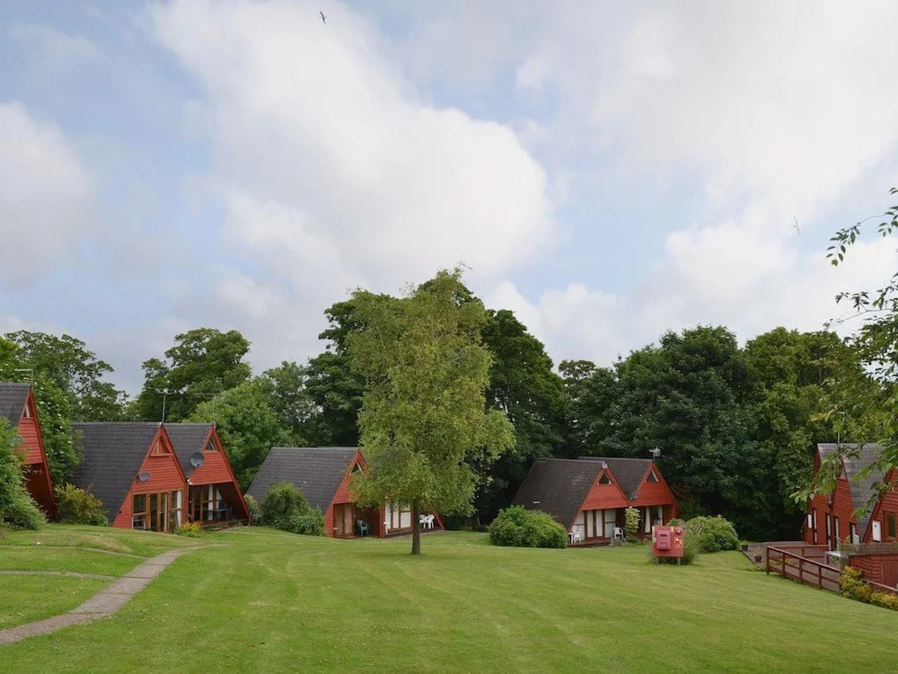 Chalet-sleeps6-parking-garden-pool