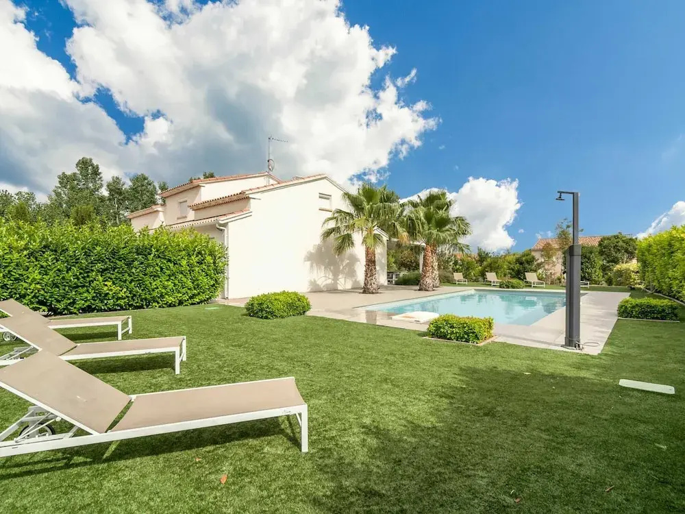 Luxurious villa in Saint geniès de Fontedit with heated pool