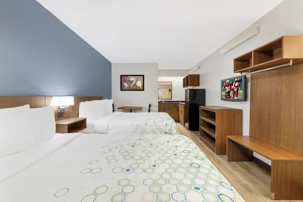 HomeTowne Studios by Red Roof Buffalo - Niagara Airport