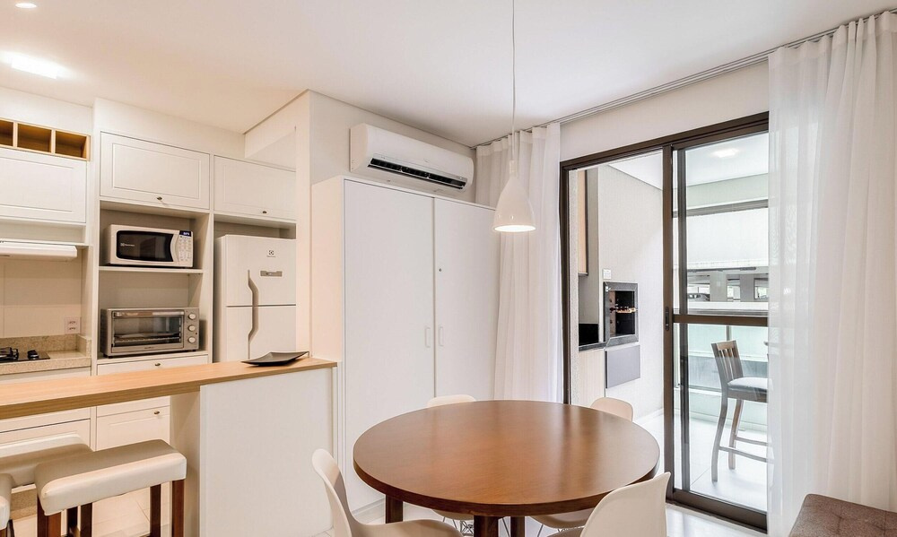 Modern apt With Pool Near the Beach Avr0203