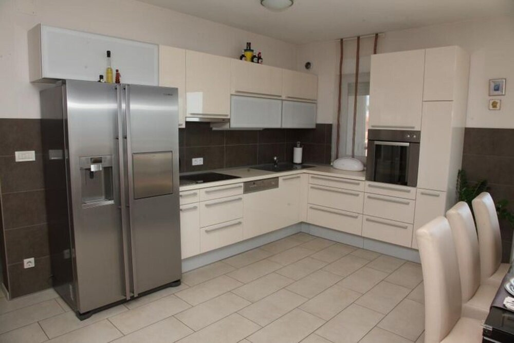 Apartment Toma - Comfort Two Bedroom Apartment With Terrace and Sea View