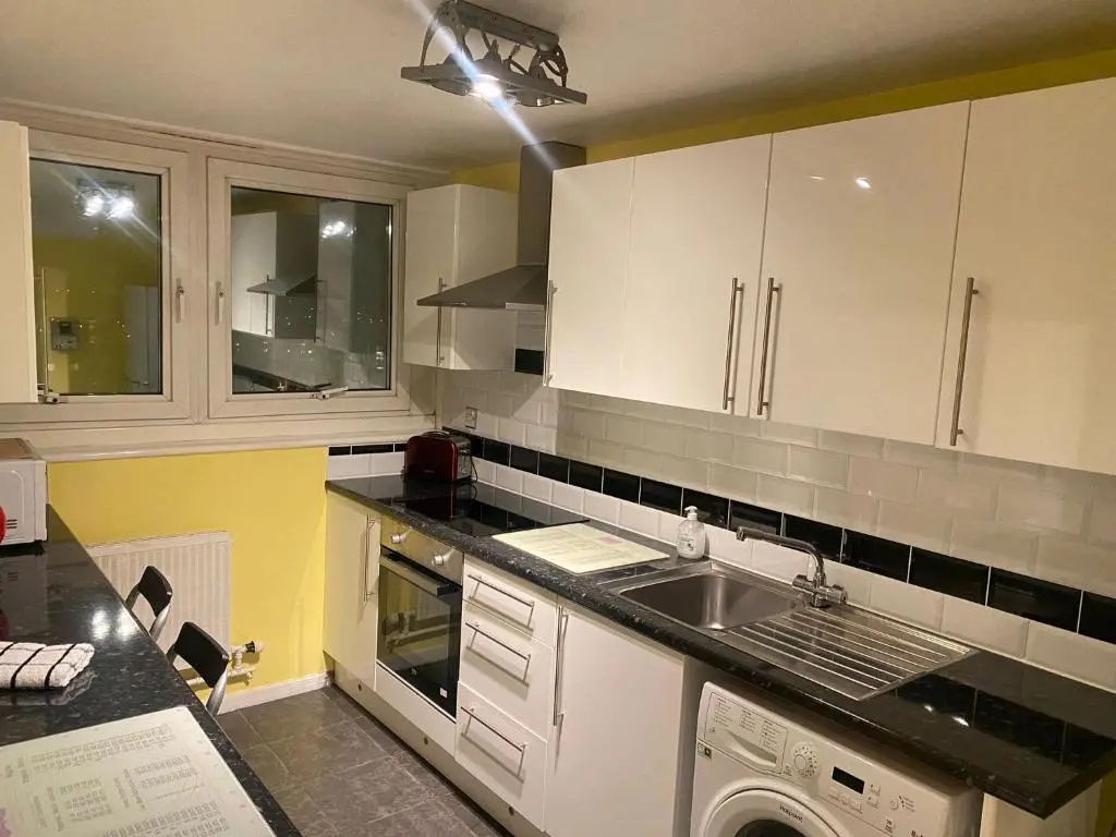 Victoria Centre Apartments in the Victoria Centre Shopping Centre - Nottingham City Centre - 24 hour access - Most Central Location - Kitchen - Opposite Hilton - Parking for Cars or Vans Five pounds a day - Onsite Parking for Cars from Ten Pounds a Day