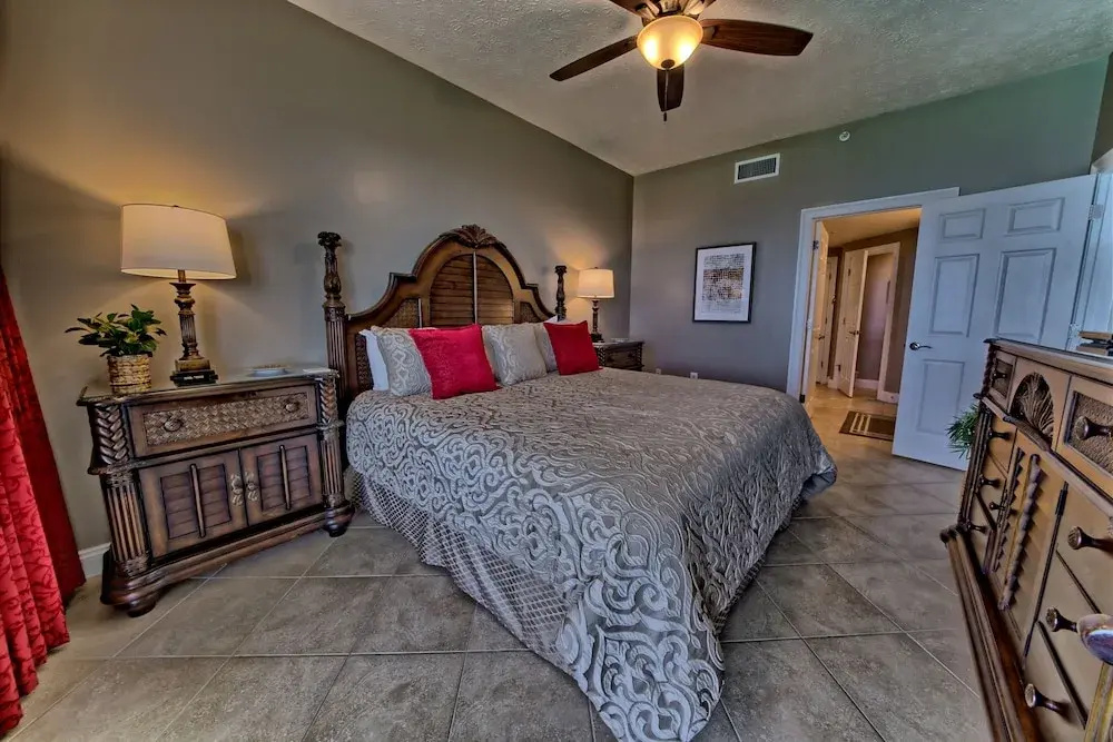 Luxurious High-Rise Condo with Spacious Balcony Facing the Ocean - Unit 1805 by RedAwning