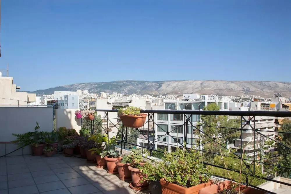 Bright Central Apt in Athens