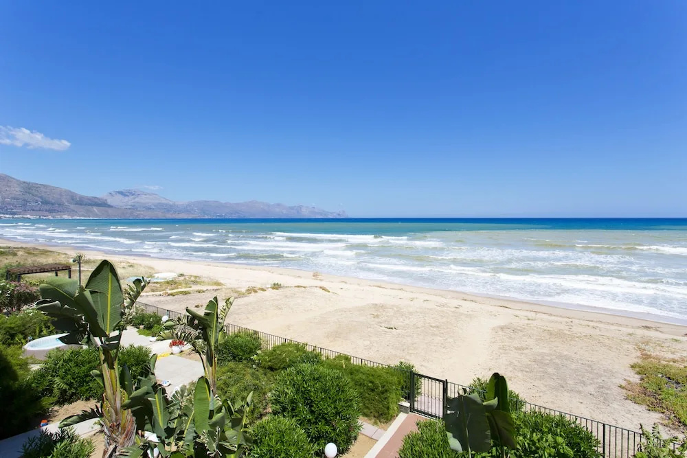 Dune Home, Beachfront Home With Three Bedrooms 9 PAX