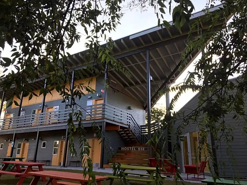 Hostel 512