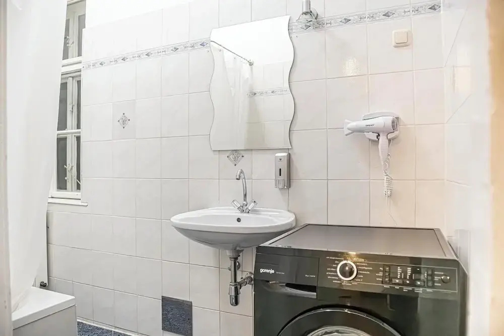 Fabulous 3BR Apt Near AKH For Groups