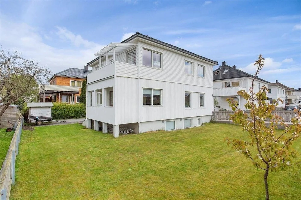 StayPlus 3BR City Apartment With Garden