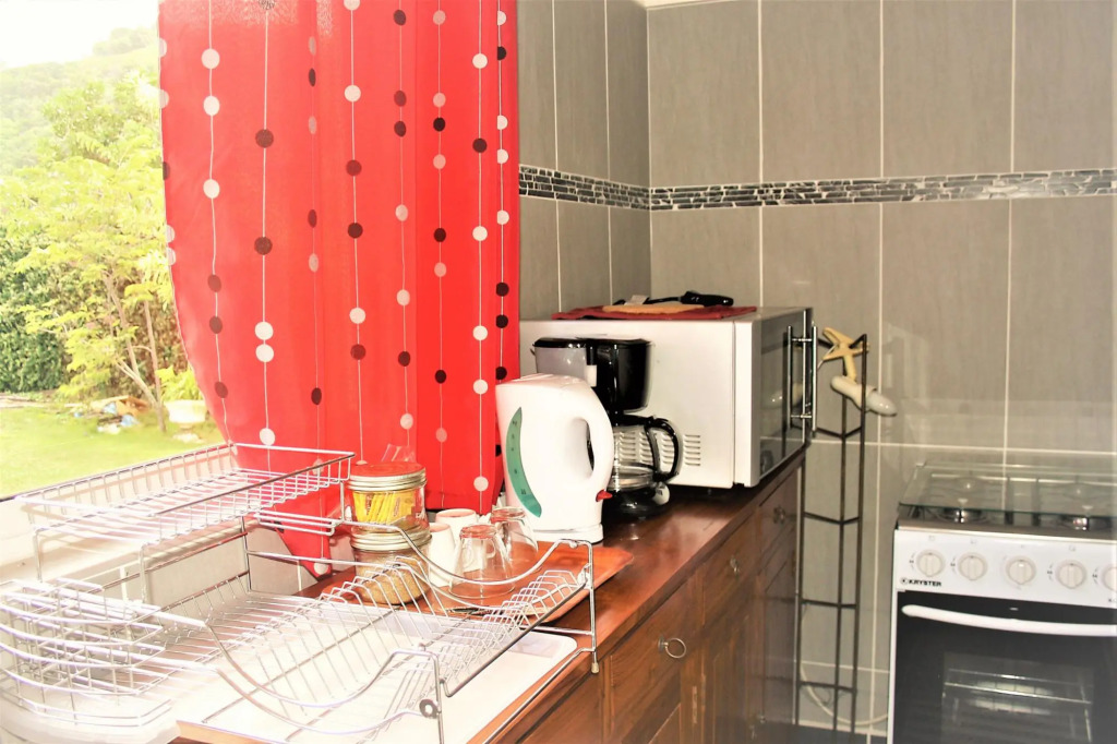 Tahiti - Sanny's Place Room & Pool