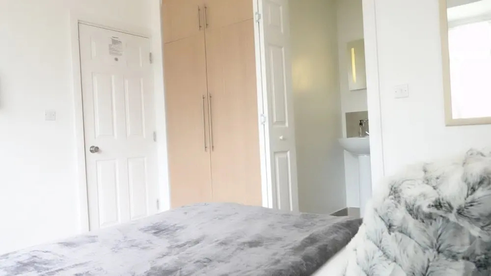 Private Rooms-Private Bathrooms-Near Airport- CABIN CREW paradise