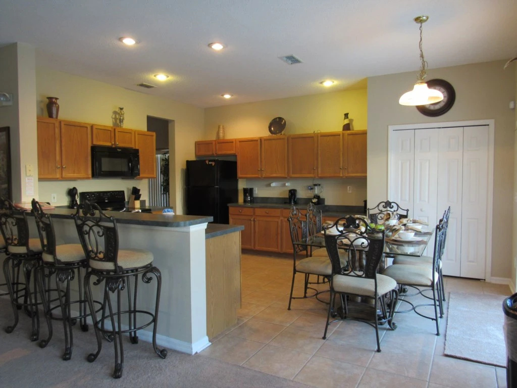 Spacious Pool and Spa home with Games Room, Davenport, US