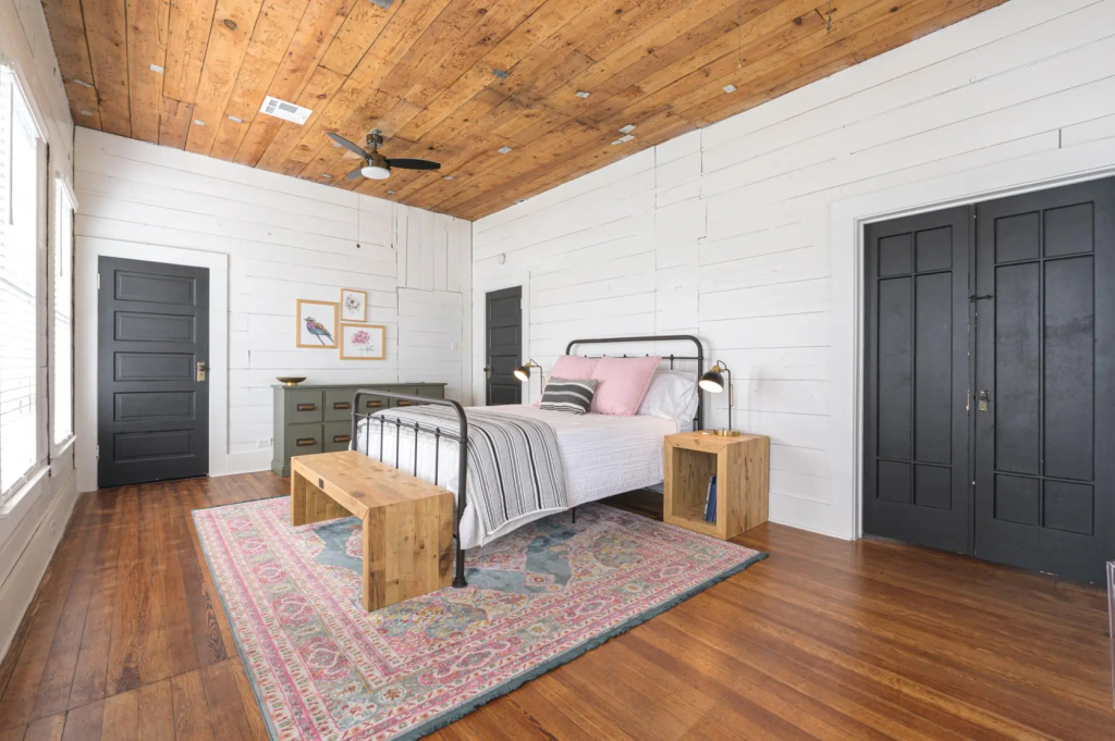 Restored 1930s Uptown Bungalow 2 min to Magnolia Silos