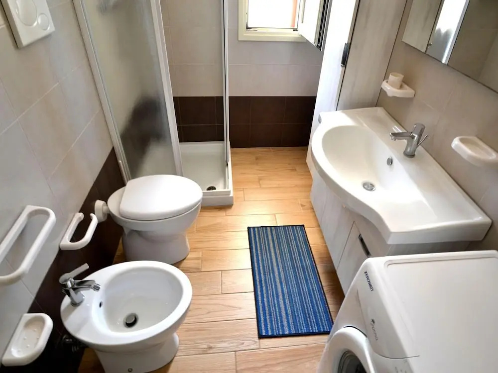 Air-conditioned Apartment Near The Beach With Spacious Balcony & Garden, Pets
