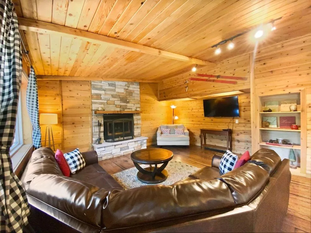 Gasthaus Breck 6 Bedroom Home by RedAwning
