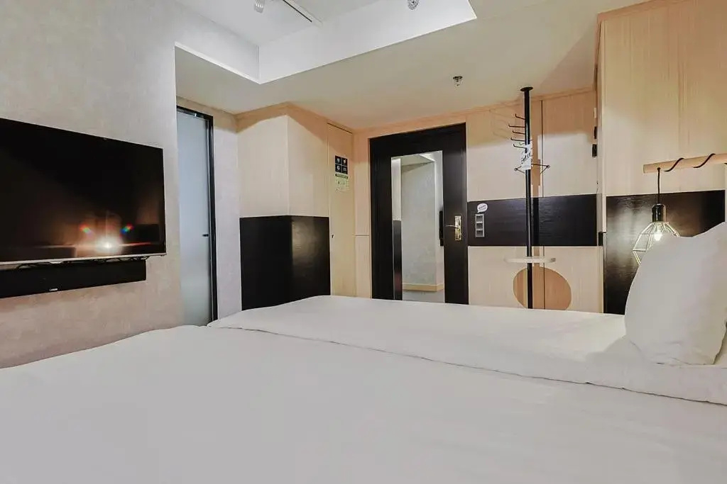 Hotel With Urban Deli