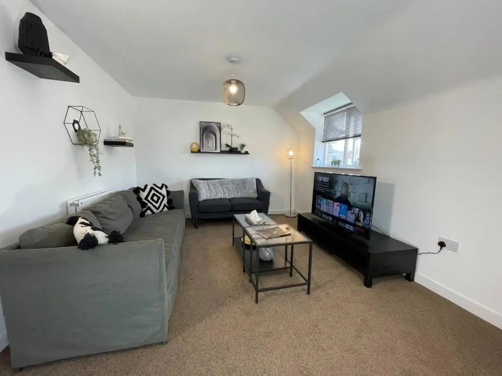 Lovely 2 bedroom apartment with free parking