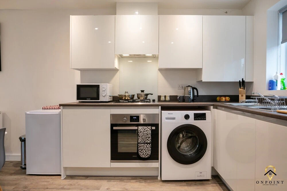 Spacious 3 Bed House with Parking & WiFi
