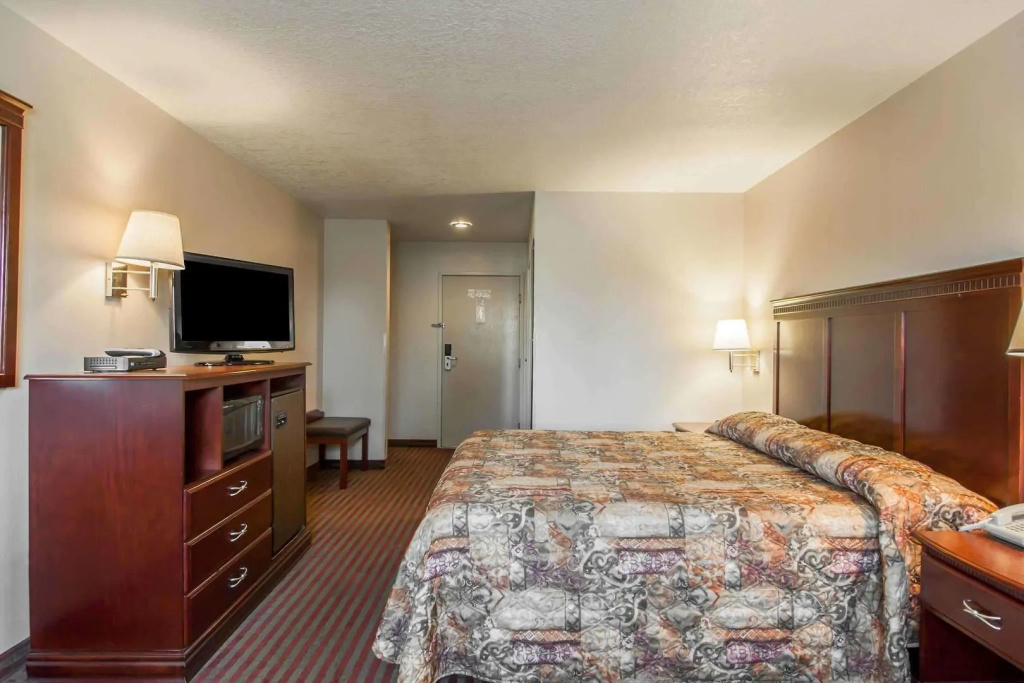 Bridgeway Inn & Suites