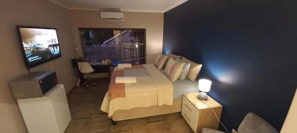 28 at Van Den Bos International Guesthouse