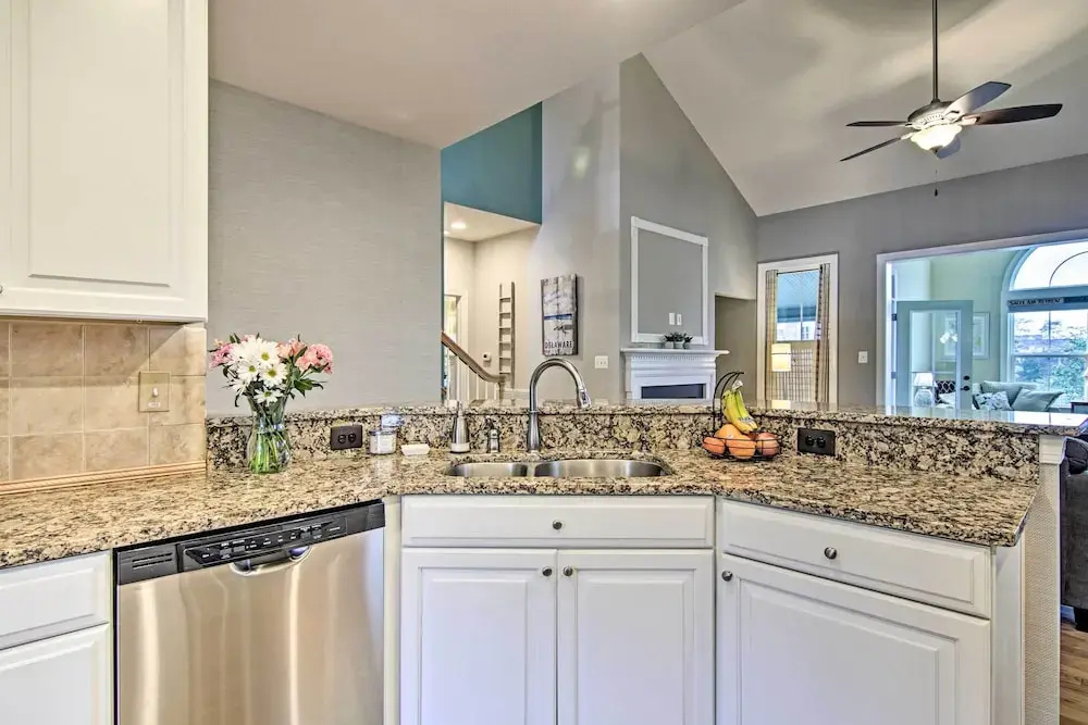 Resort Amenities & Screened Porch: Ocean View Home