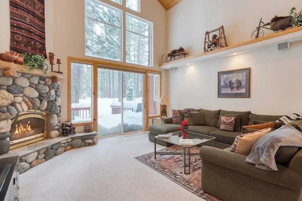 Pinewood Lodge by Avantstay Cozy Cabin Near Ski Resorts & Hiking