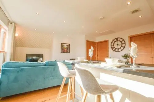 Rowan Tree Apartment - Modern Apartment, Free Parking & Views