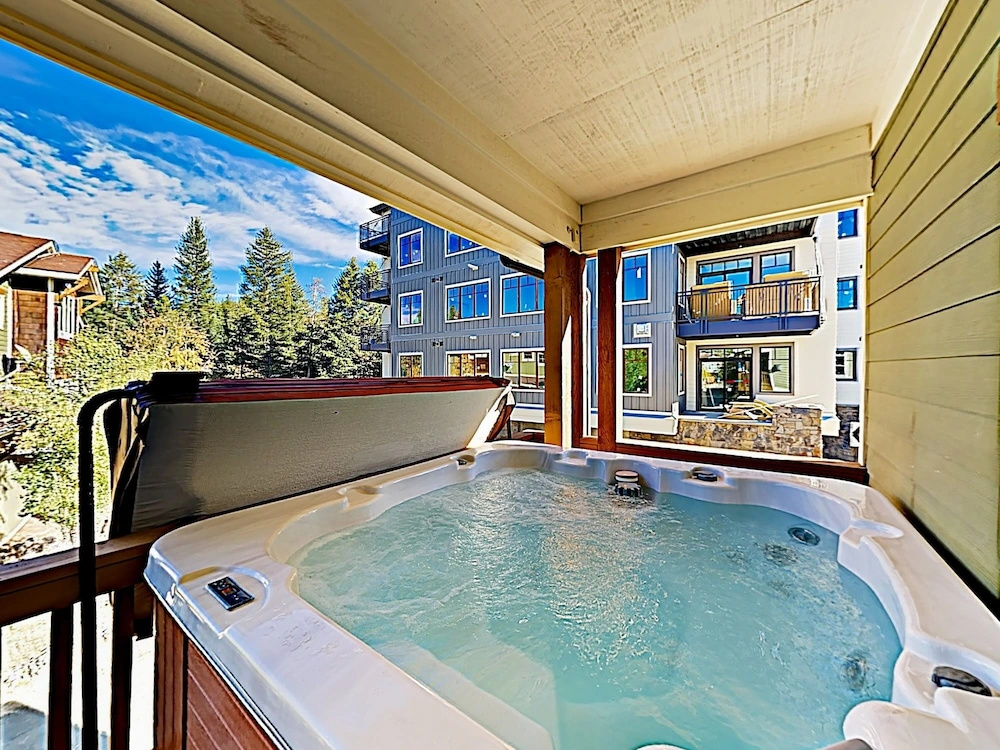 New Listing! End-unit Townhome W/ Private Hot Tub 2 Bedroom Townhouse