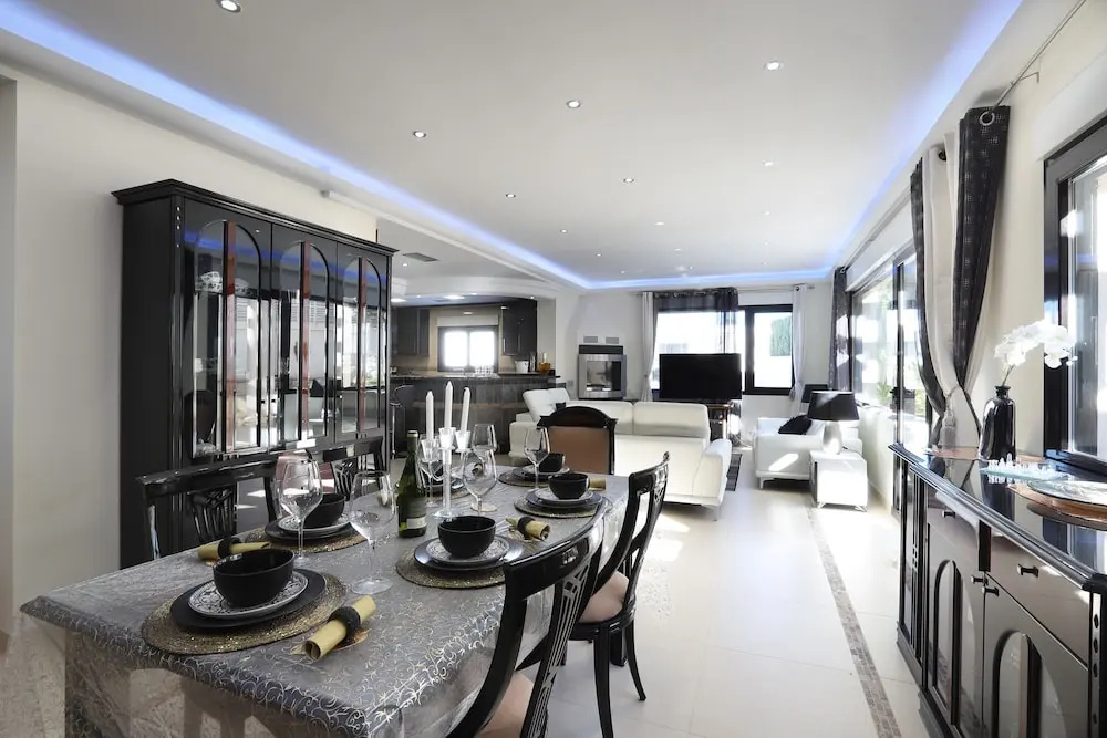 DREAM VILLA IN ALBIR BLUELINE