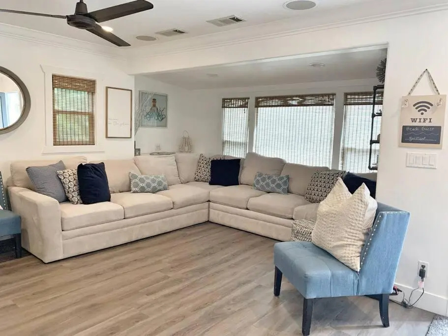 Cute Home 7 Blocks To Beach . Xbox . Bikes . Pets