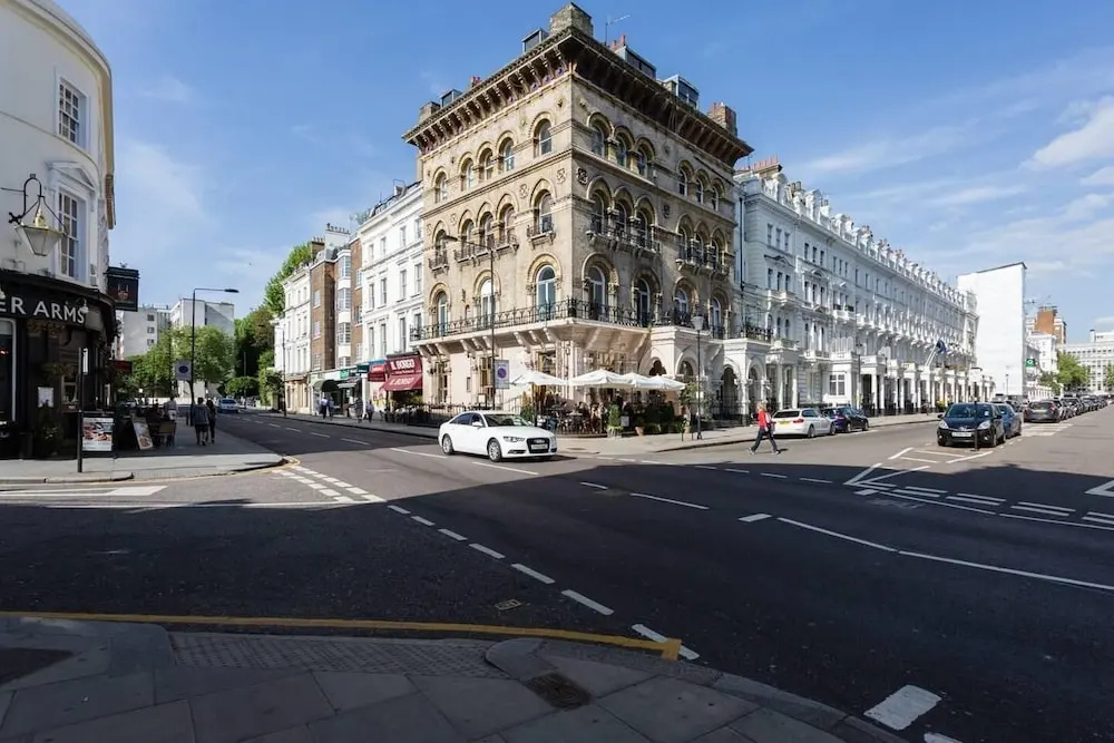 Spacious 2BR Flat in Kensington