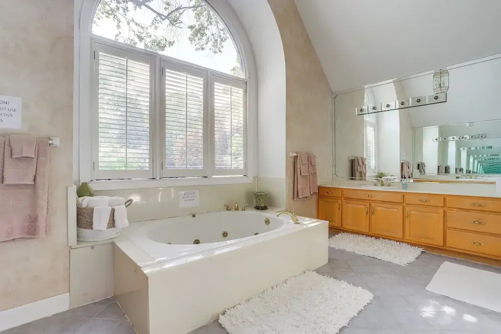 3 Mi to Roswell Riverwalk: Spacious Getaway!