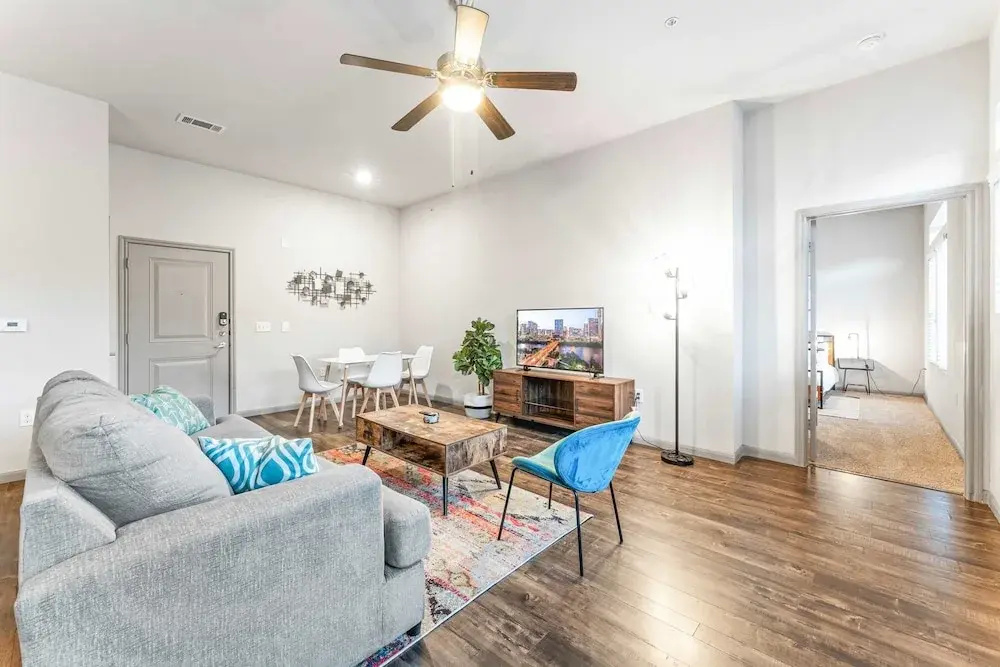 Cozy 2BR Suite Close to Downtown w Fast Wifi